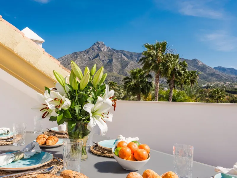 Fully refurbished luxury 4-bedroom penthouse on The Golden Mile, Marbella – Walking distance to Puente Romano and Marbella Club hotels