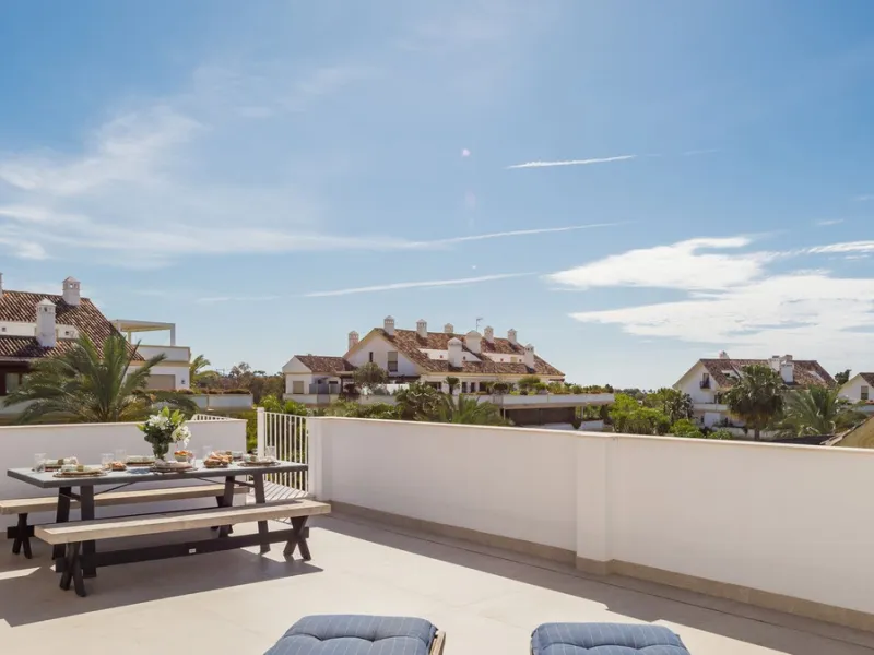 Fully refurbished luxury 4-bedroom penthouse on The Golden Mile, Marbella – Walking distance to Puente Romano and Marbella Club hotels