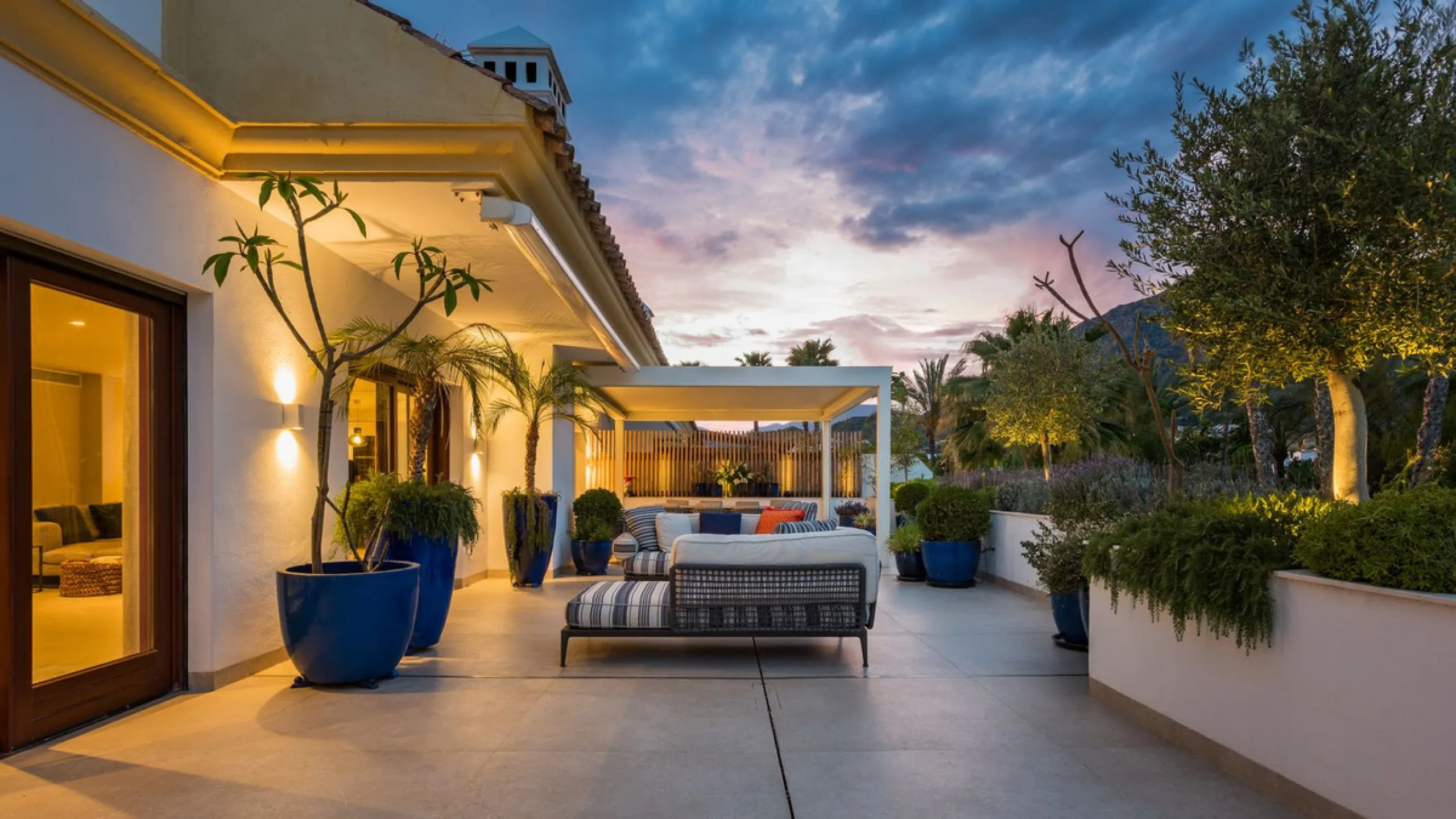 Fully refurbished luxury 4-bedroom penthouse on The Golden Mile, Marbella – Walking distance to Puente Romano and Marbella Club hotels