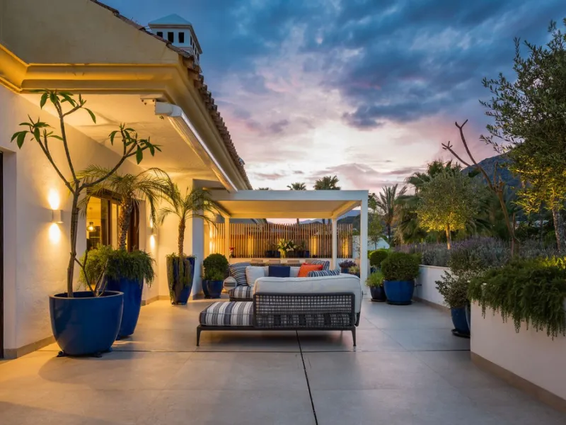 Fully refurbished luxury 4-bedroom penthouse on The Golden Mile, Marbella – Walking distance to Puente Romano and Marbella Club hotels