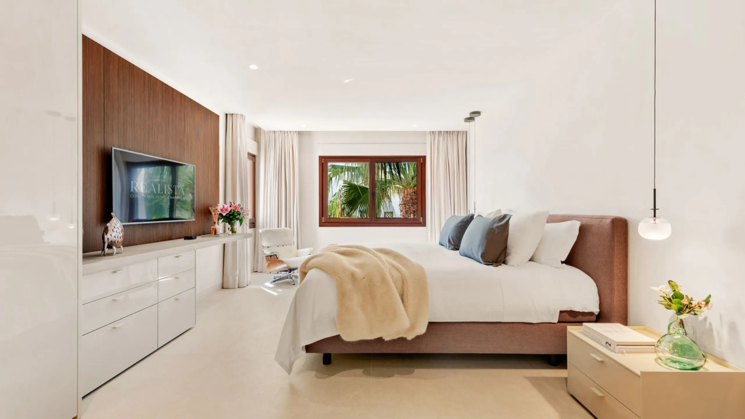 Fully refurbished luxury 4-bedroom penthouse on The Golden Mile, Marbella – Walking distance to Puente Romano and Marbella Club hotels