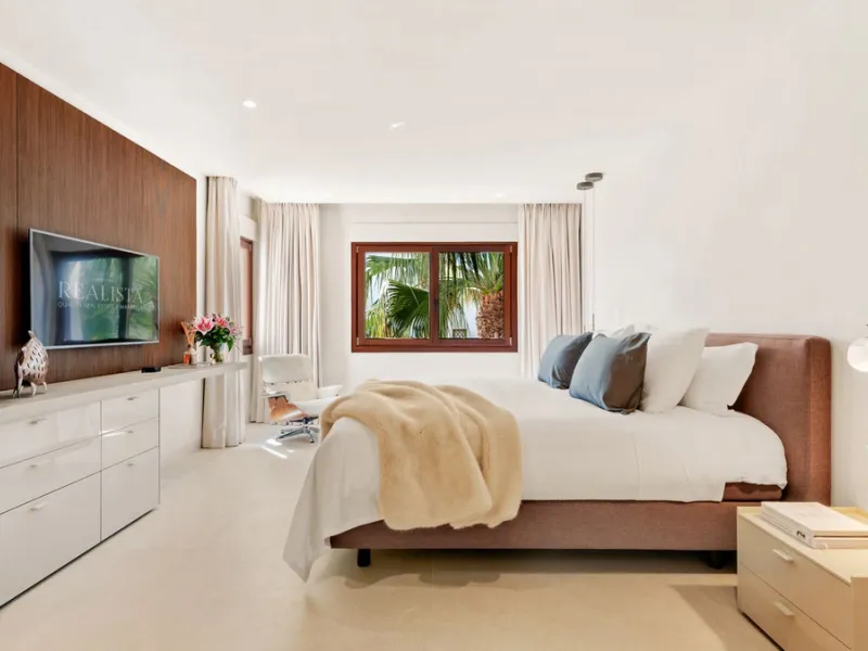 Fully refurbished luxury 4-bedroom penthouse on The Golden Mile, Marbella – Walking distance to Puente Romano and Marbella Club hotels