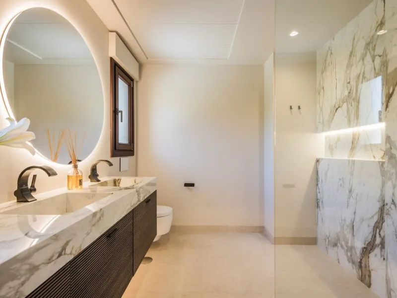 Fully refurbished luxury 4-bedroom penthouse on The Golden Mile, Marbella – Walking distance to Puente Romano and Marbella Club hotels