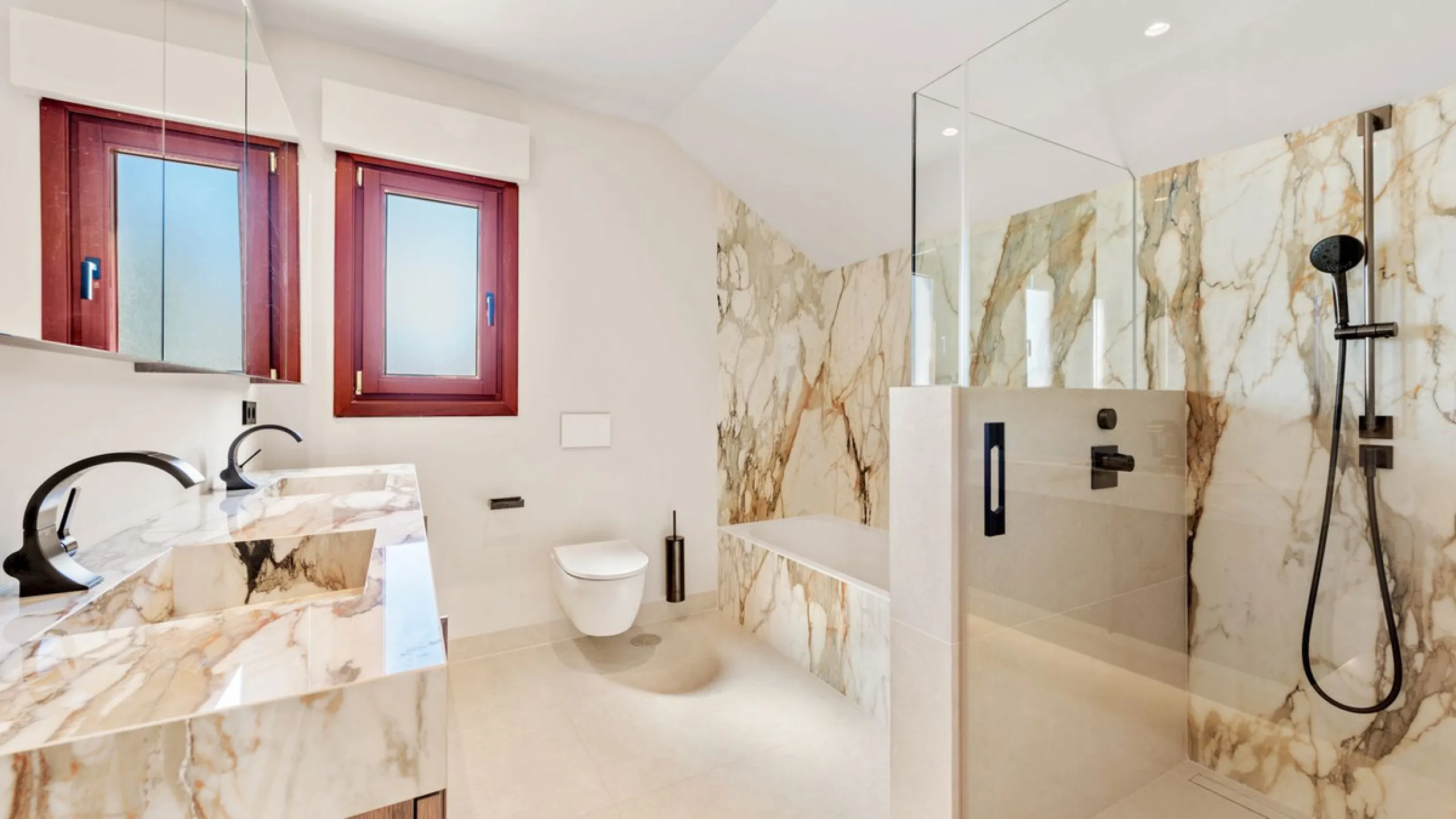Fully refurbished luxury 4-bedroom penthouse on The Golden Mile, Marbella – Walking distance to Puente Romano and Marbella Club hotels
