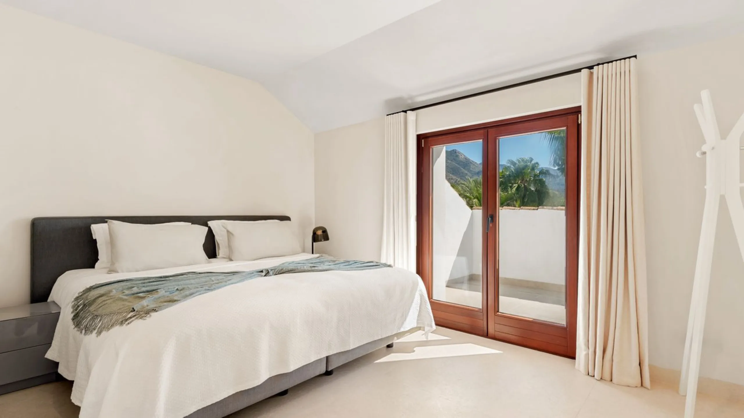 Fully refurbished luxury 4-bedroom penthouse on The Golden Mile, Marbella – Walking distance to Puente Romano and Marbella Club hotels