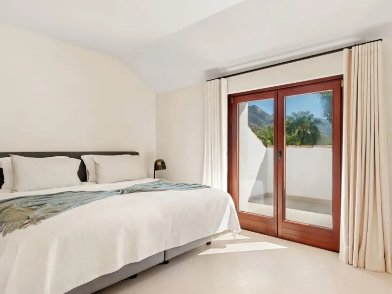 Fully refurbished luxury 4-bedroom penthouse on The Golden Mile, Marbella – Walking distance to Puente Romano and Marbella Club hotels