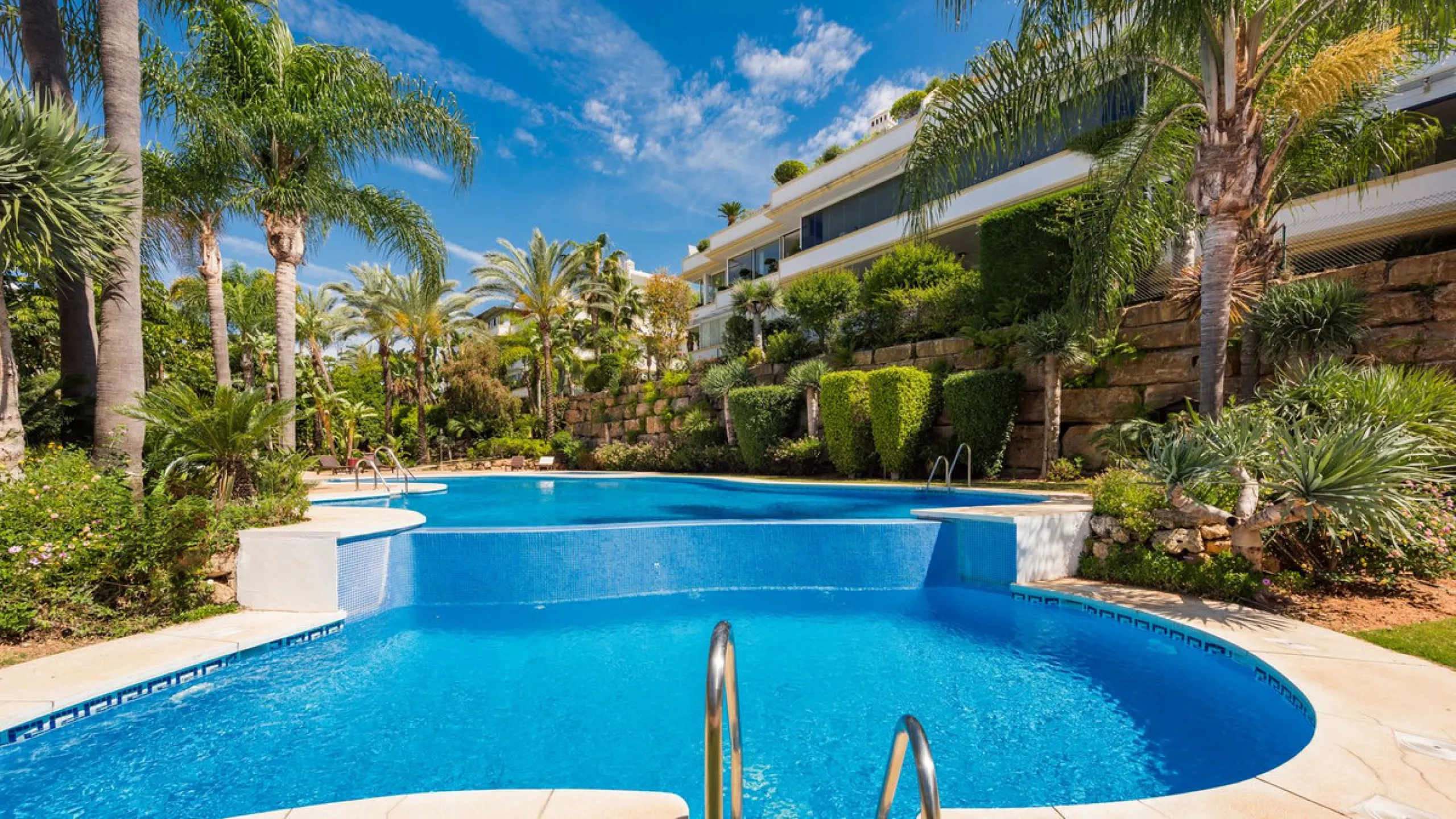 Fully refurbished luxury 4-bedroom penthouse on The Golden Mile, Marbella – Walking distance to Puente Romano and Marbella Club hotels