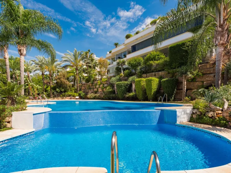 Fully refurbished luxury 4-bedroom penthouse on The Golden Mile, Marbella – Walking distance to Puente Romano and Marbella Club hotels