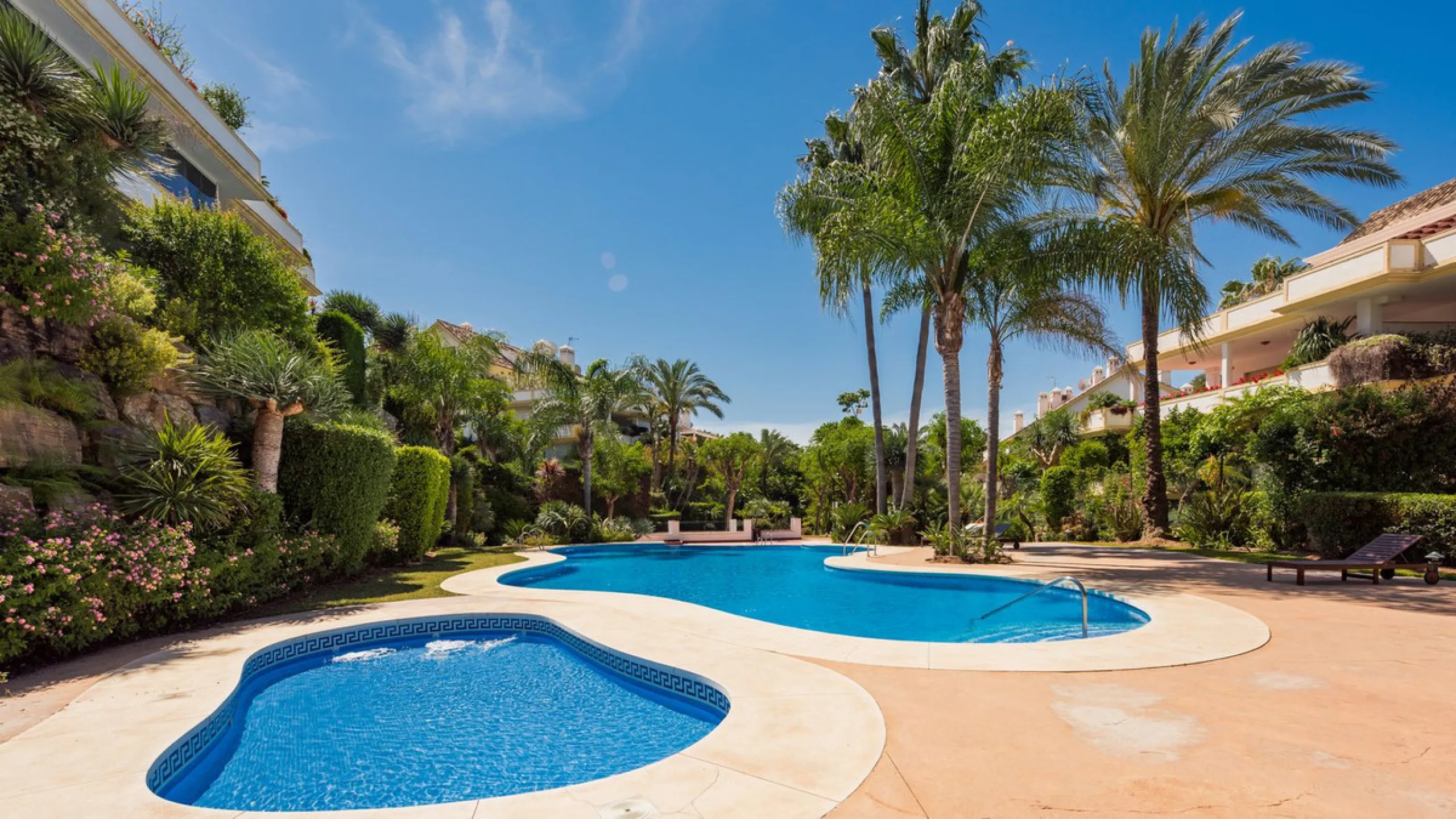 Fully refurbished luxury 4-bedroom penthouse on The Golden Mile, Marbella – Walking distance to Puente Romano and Marbella Club hotels