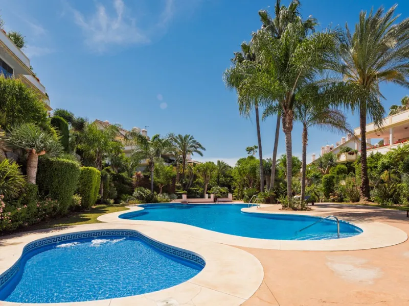 Fully refurbished luxury 4-bedroom penthouse on The Golden Mile, Marbella – Walking distance to Puente Romano and Marbella Club hotels