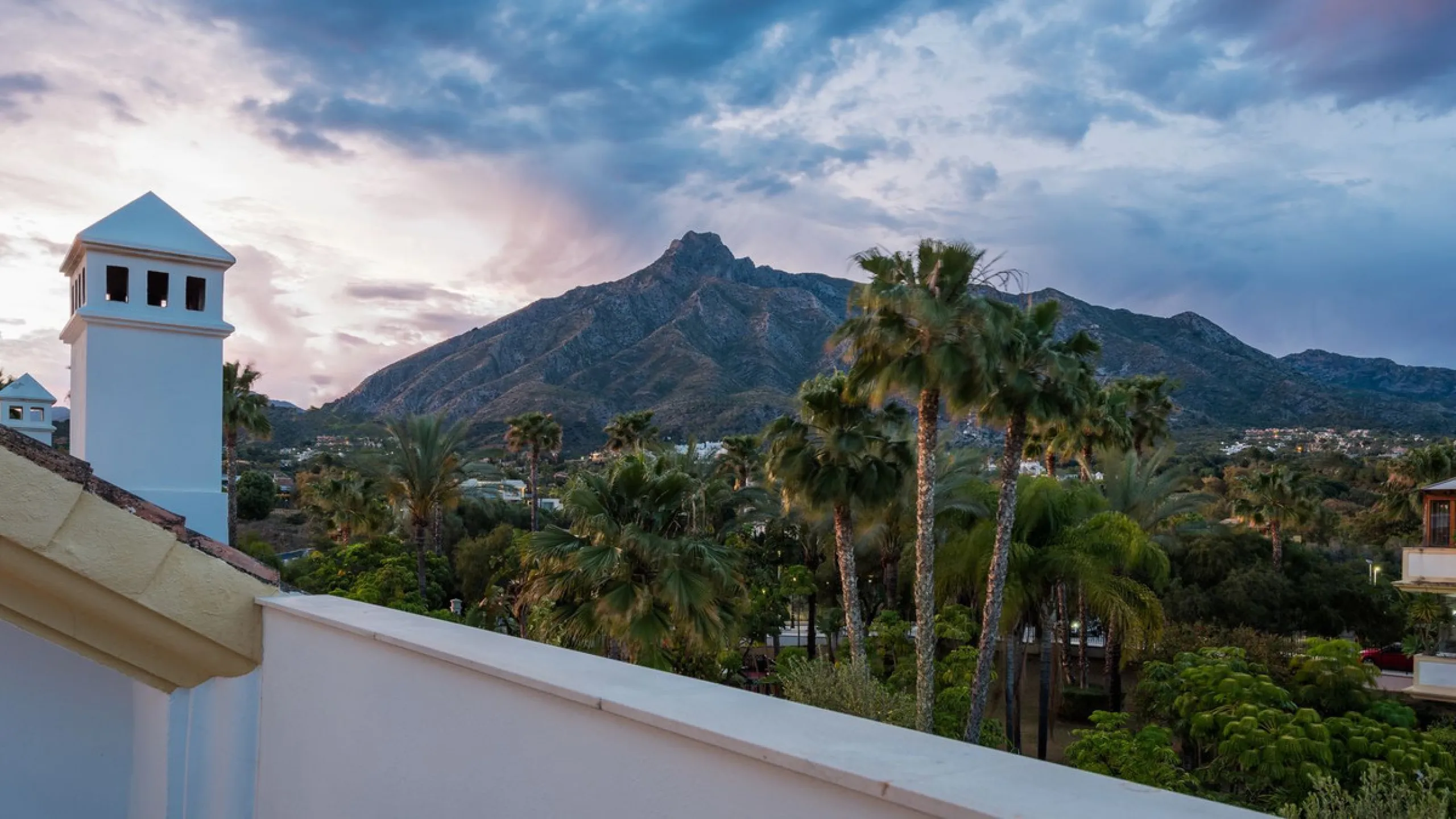 Fully refurbished luxury 4-bedroom penthouse on The Golden Mile, Marbella – Walking distance to Puente Romano and Marbella Club hotels