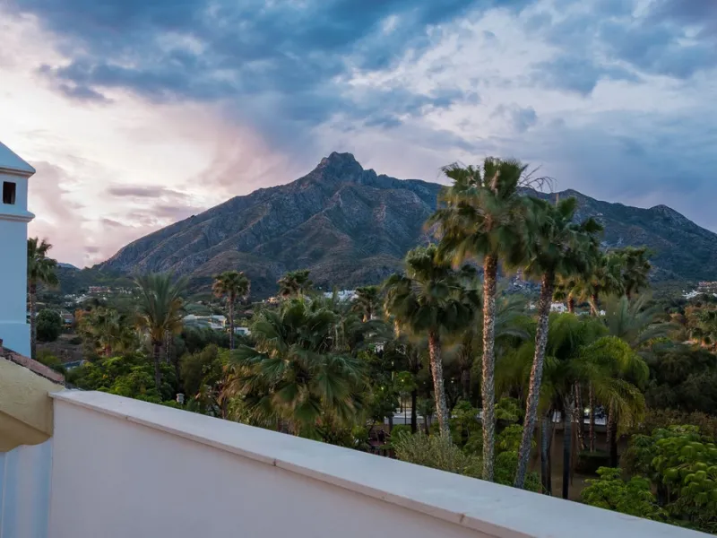 Fully refurbished luxury 4-bedroom penthouse on The Golden Mile, Marbella – Walking distance to Puente Romano and Marbella Club hotels