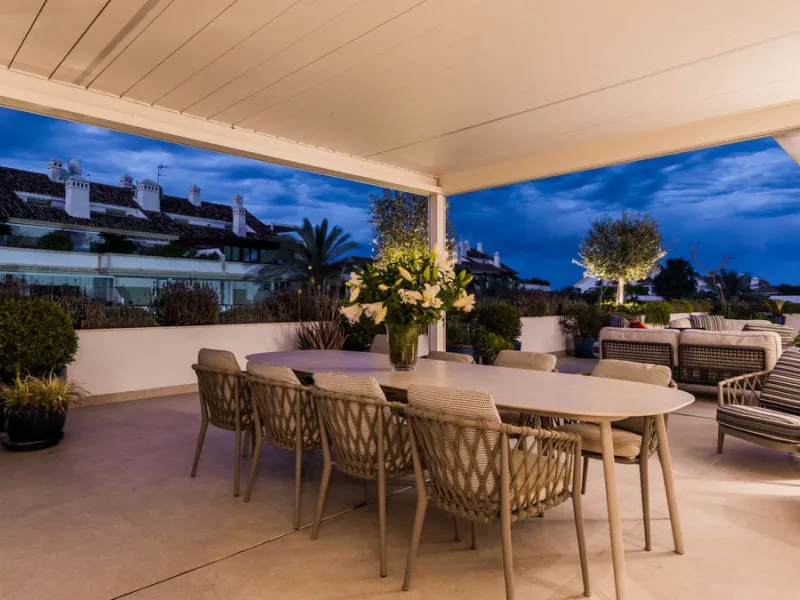 Fully refurbished luxury 4-bedroom penthouse on The Golden Mile, Marbella – Walking distance to Puente Romano and Marbella Club hotels