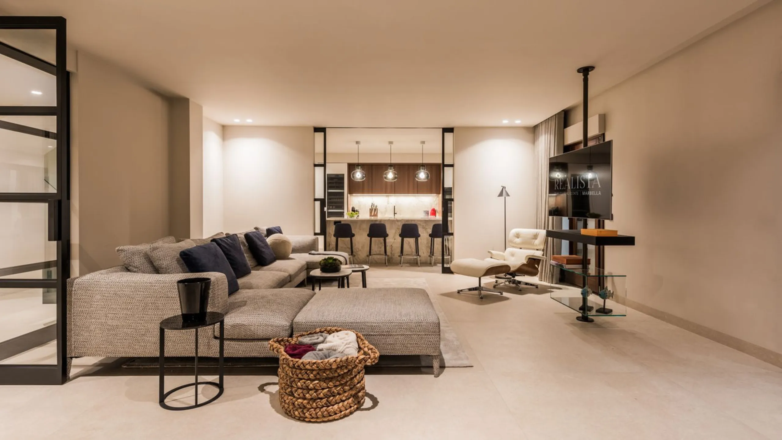 Fully refurbished luxury 4-bedroom penthouse on The Golden Mile, Marbella – Walking distance to Puente Romano and Marbella Club hotels