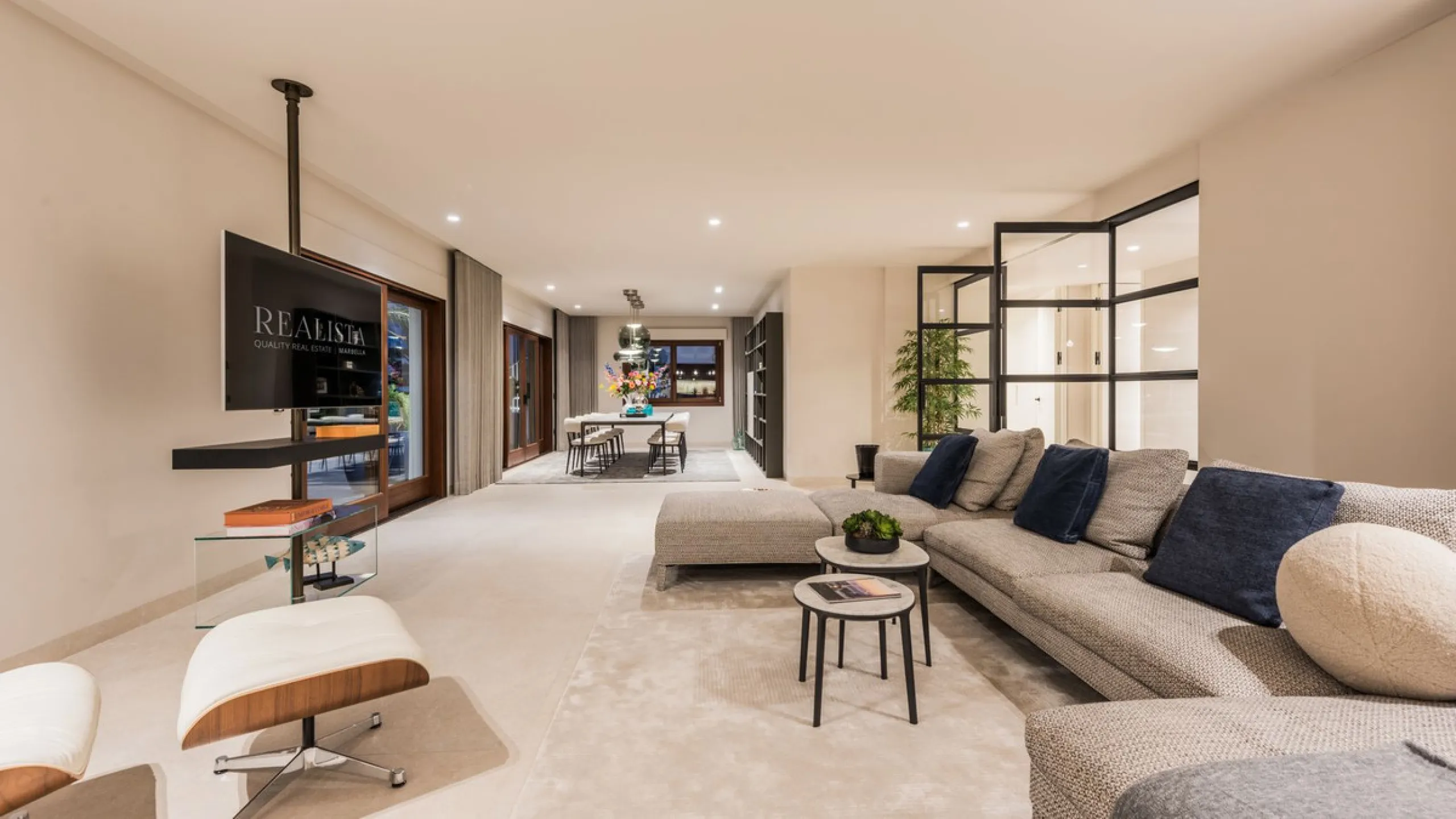 Fully refurbished luxury 4-bedroom penthouse on The Golden Mile, Marbella – Walking distance to Puente Romano and Marbella Club hotels
