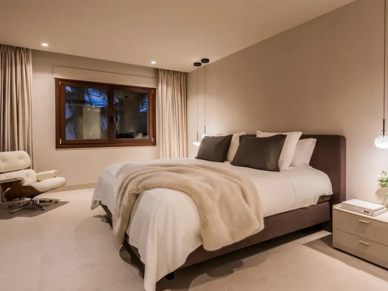 Fully refurbished luxury 4-bedroom penthouse on The Golden Mile, Marbella – Walking distance to Puente Romano and Marbella Club hotels