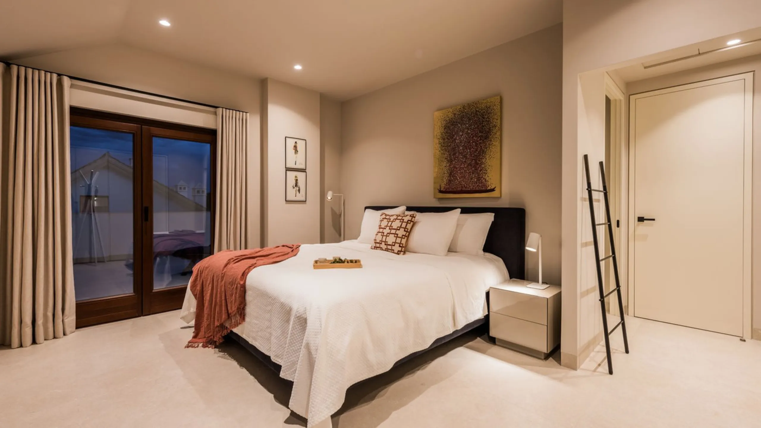Fully refurbished luxury 4-bedroom penthouse on The Golden Mile, Marbella – Walking distance to Puente Romano and Marbella Club hotels