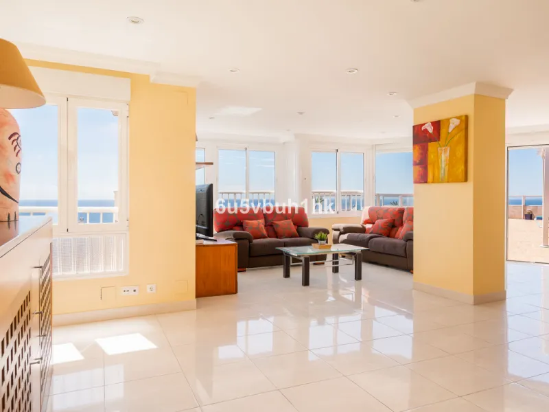 Apartment - Penthouse в продаже в Torrox, Málaga. В доме 3 спален и 2 ванных комнат. Площадь дома 137 м²