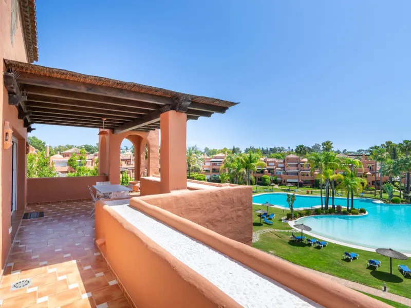 Come and see this super-sized apartment.....Great location: A very large and reformed top floor apartment in an urbanisation that boasts the largest pool in Marbella!