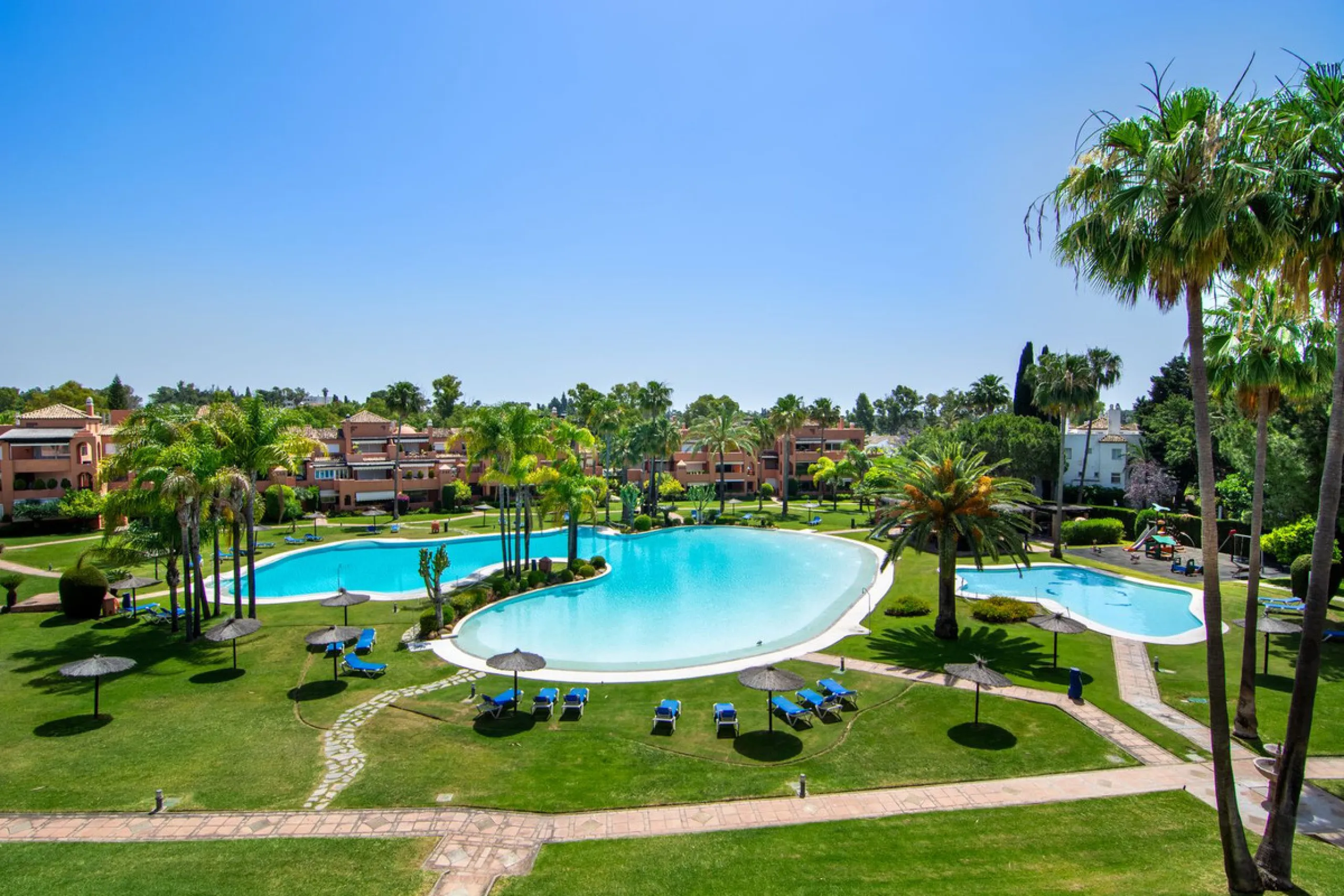 Come and see this super-sized apartment.....Great location: A very large and reformed top floor apartment in an urbanisation that boasts the largest pool in Marbella!