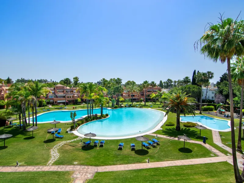 Come and see this super-sized apartment.....Great location: A very large and reformed top floor apartment in an urbanisation that boasts the largest pool in Marbella!