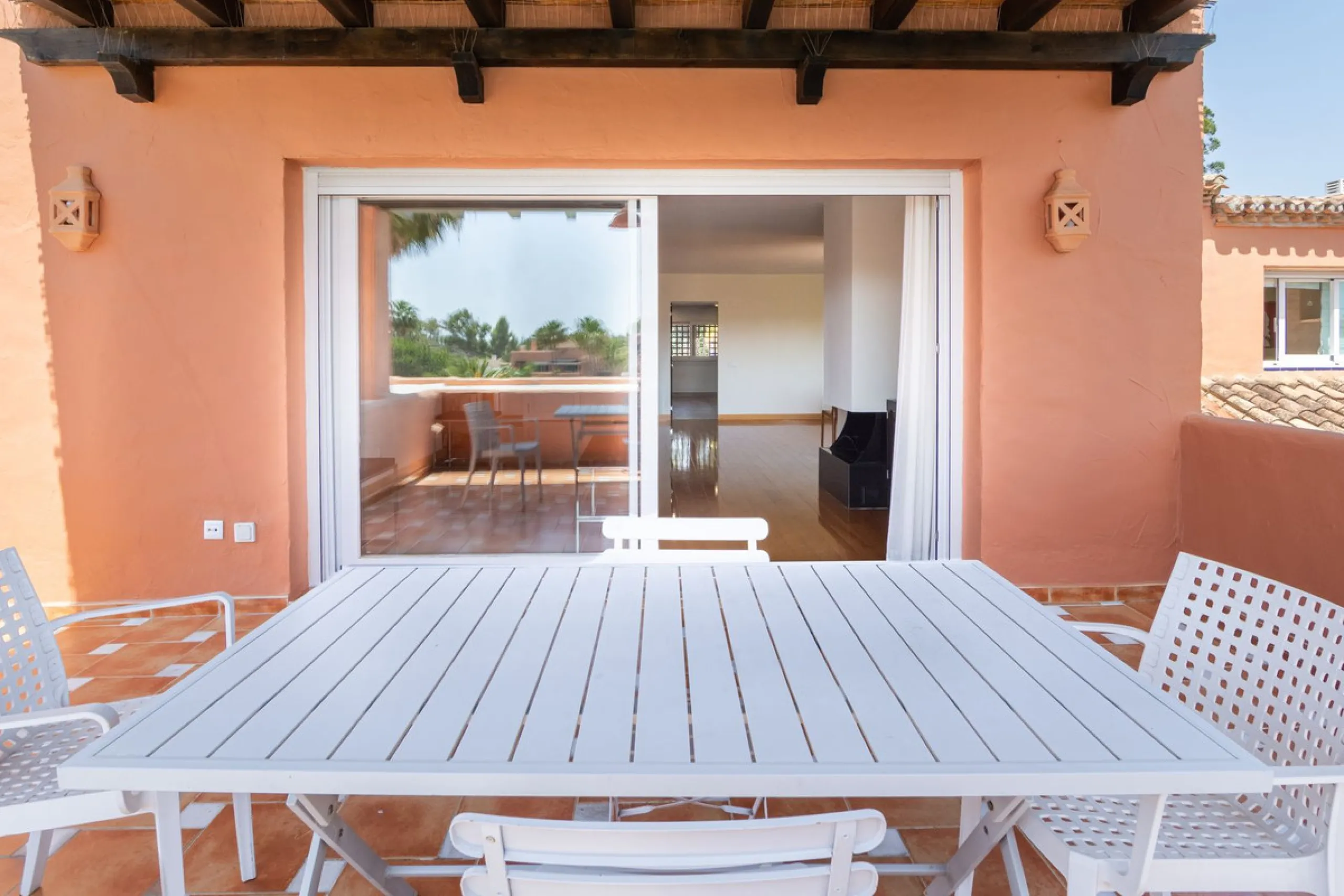 Come and see this super-sized apartment.....Great location: A very large and reformed top floor apartment in an urbanisation that boasts the largest pool in Marbella!