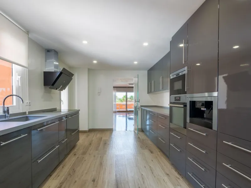 Come and see this super-sized apartment.....Great location: A very large and reformed top floor apartment in an urbanisation that boasts the largest pool in Marbella!
