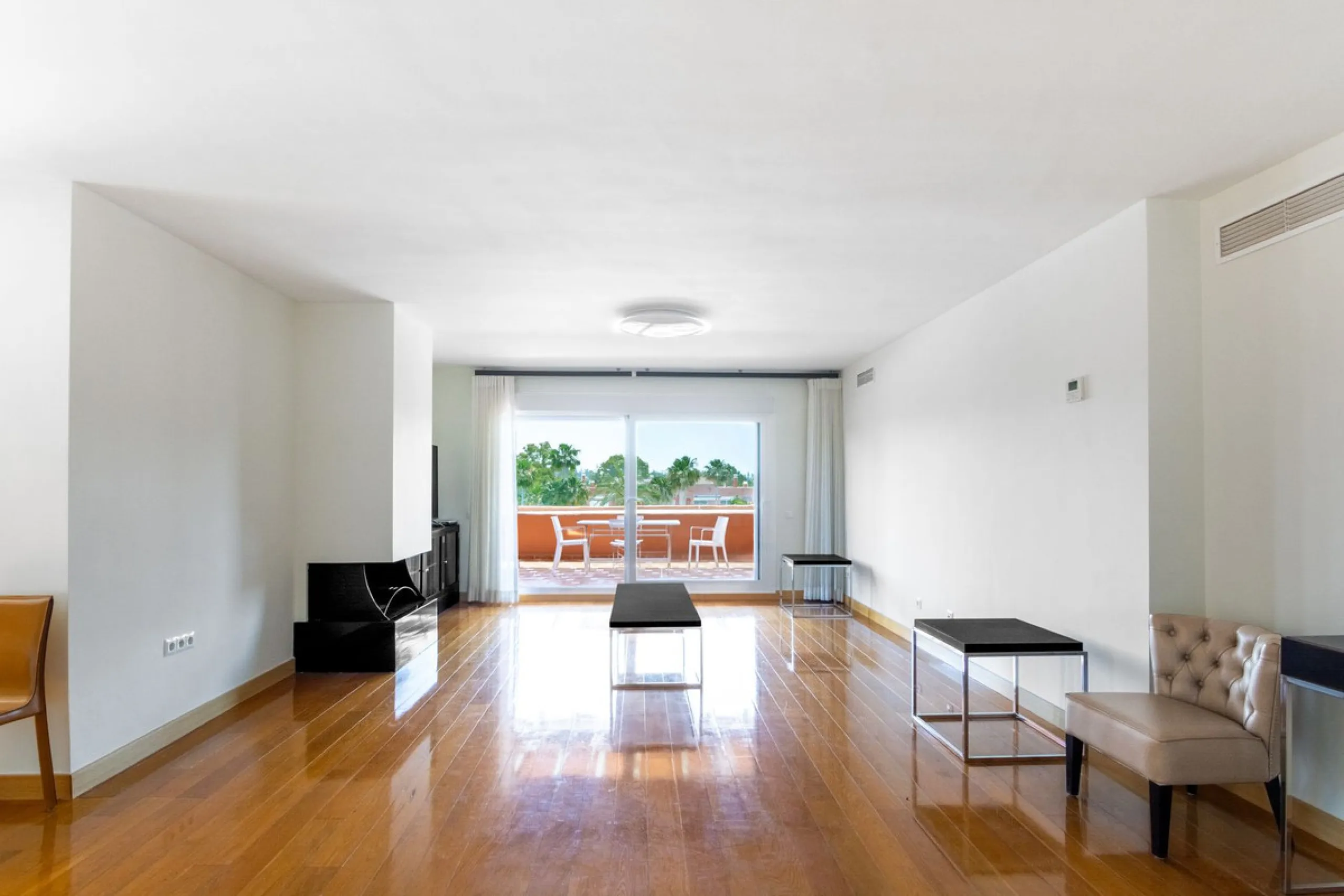 Come and see this super-sized apartment.....Great location: A very large and reformed top floor apartment in an urbanisation that boasts the largest pool in Marbella!