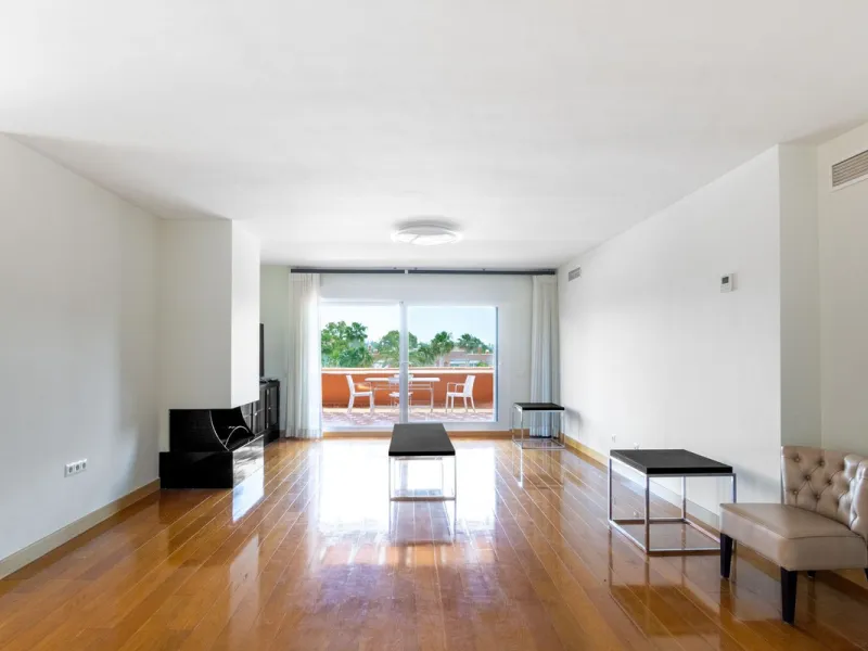 Come and see this super-sized apartment.....Great location: A very large and reformed top floor apartment in an urbanisation that boasts the largest pool in Marbella!