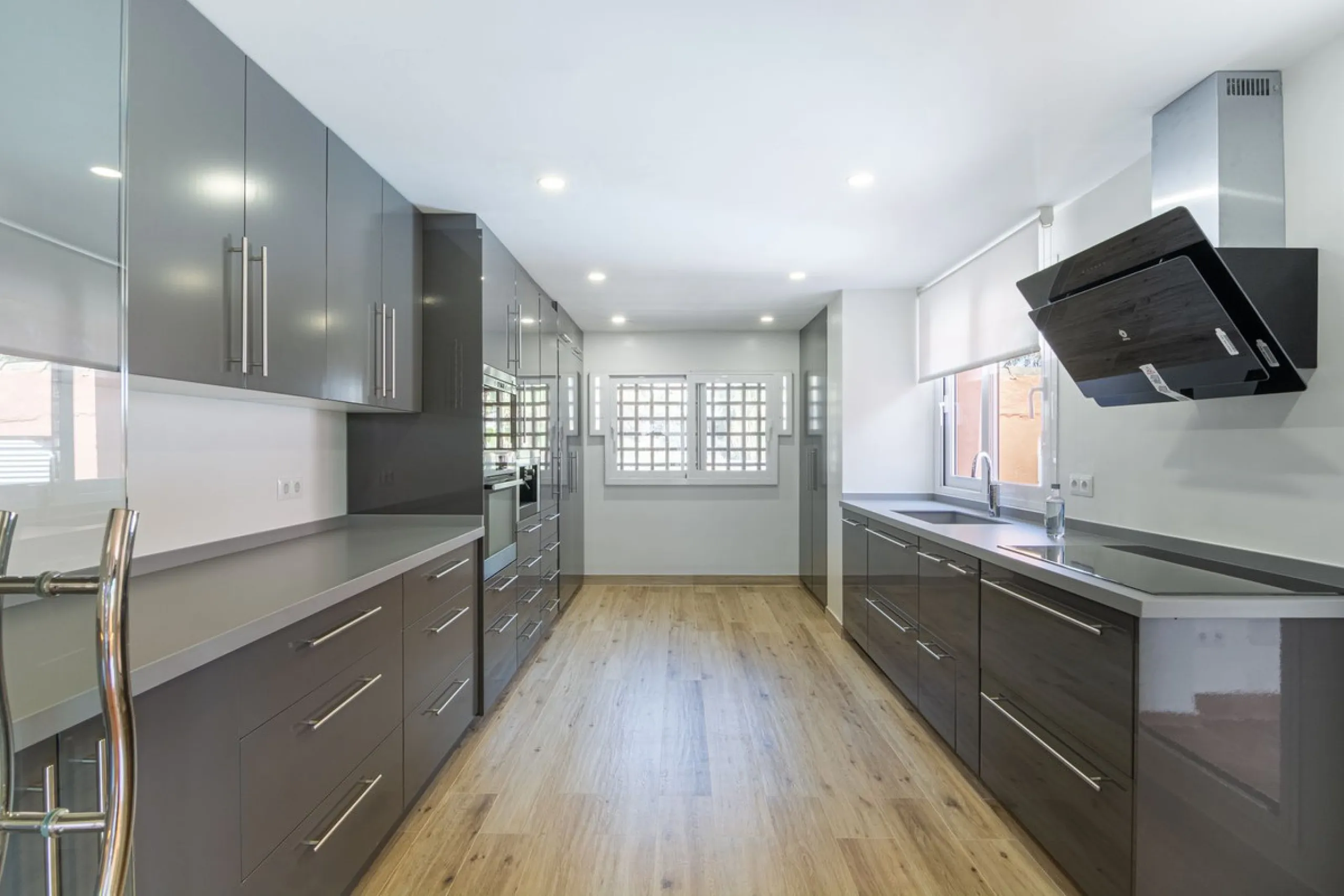 Come and see this super-sized apartment.....Great location: A very large and reformed top floor apartment in an urbanisation that boasts the largest pool in Marbella!