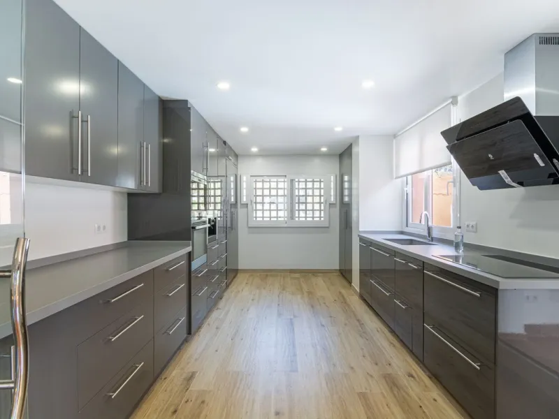 Come and see this super-sized apartment.....Great location: A very large and reformed top floor apartment in an urbanisation that boasts the largest pool in Marbella!