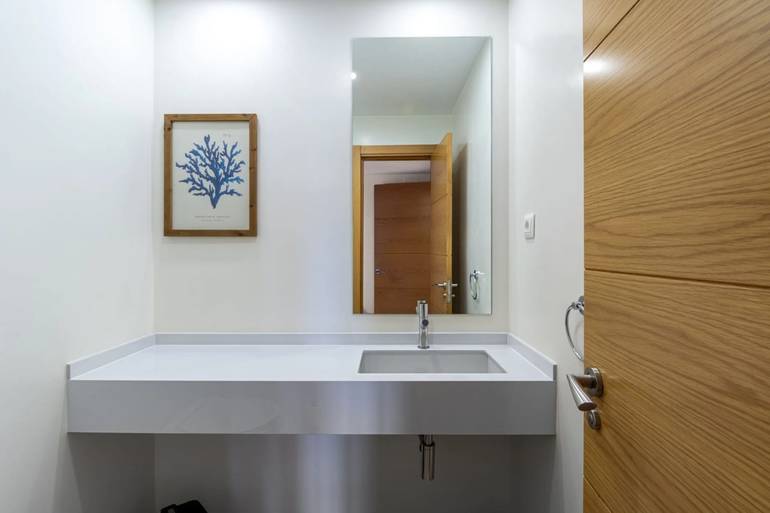 Come and see this super-sized apartment.....Great location: A very large and reformed top floor apartment in an urbanisation that boasts the largest pool in Marbella!