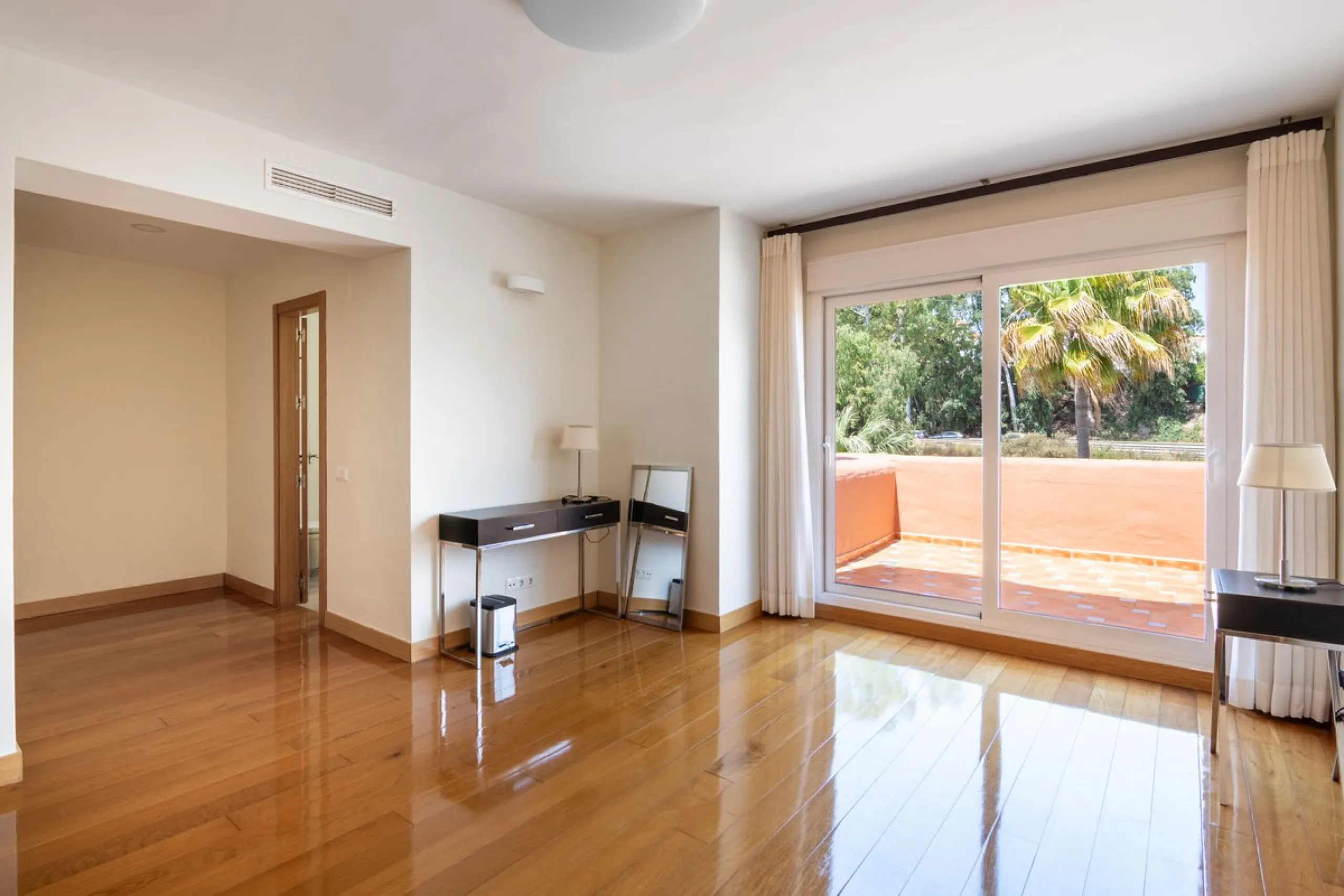 Come and see this super-sized apartment.....Great location: A very large and reformed top floor apartment in an urbanisation that boasts the largest pool in Marbella!
