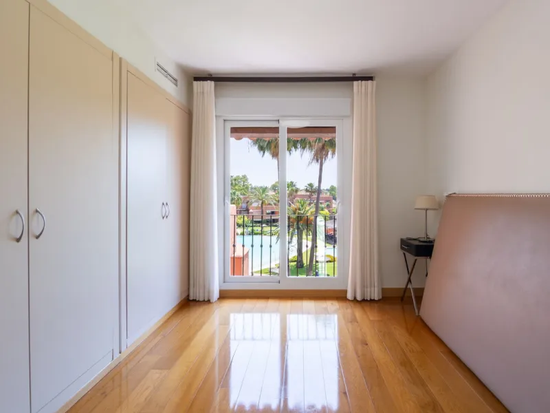 Come and see this super-sized apartment.....Great location: A very large and reformed top floor apartment in an urbanisation that boasts the largest pool in Marbella!