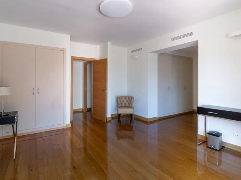 Come and see this super-sized apartment.....Great location: A very large and reformed top floor apartment in an urbanisation that boasts the largest pool in Marbella!