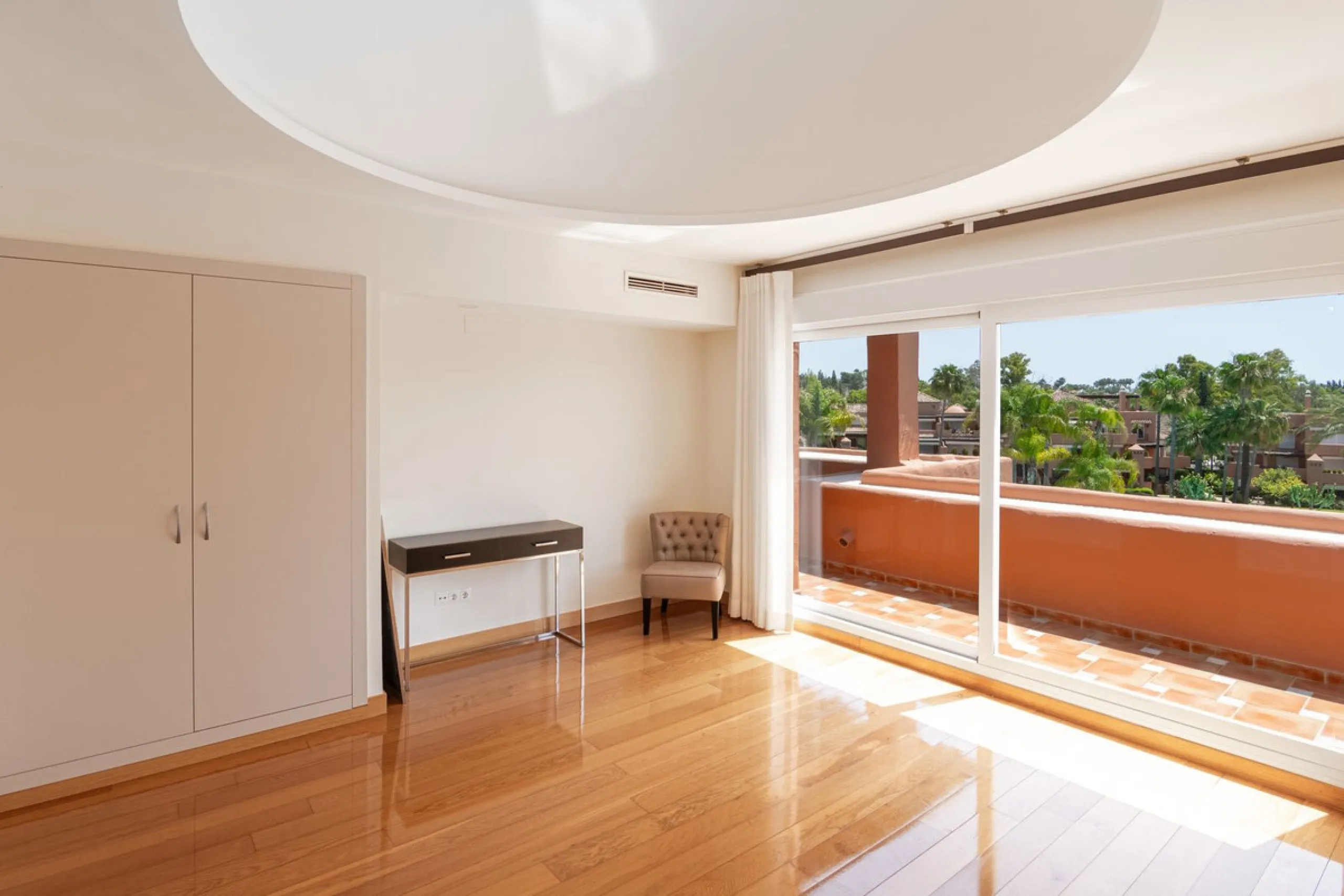 Come and see this super-sized apartment.....Great location: A very large and reformed top floor apartment in an urbanisation that boasts the largest pool in Marbella!