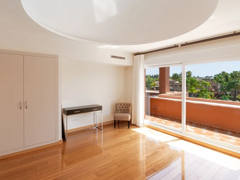 Come and see this super-sized apartment.....Great location: A very large and reformed top floor apartment in an urbanisation that boasts the largest pool in Marbella!