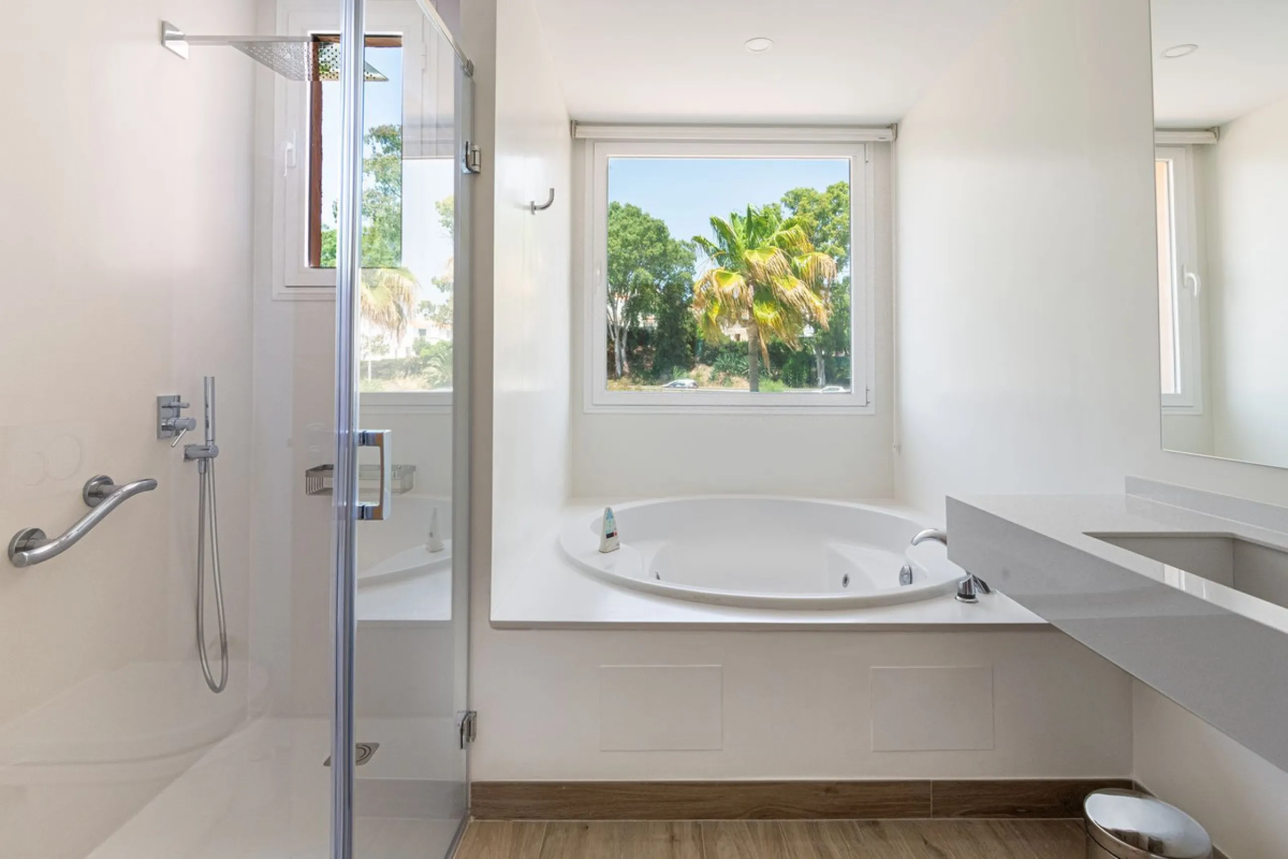 Come and see this super-sized apartment.....Great location: A very large and reformed top floor apartment in an urbanisation that boasts the largest pool in Marbella!