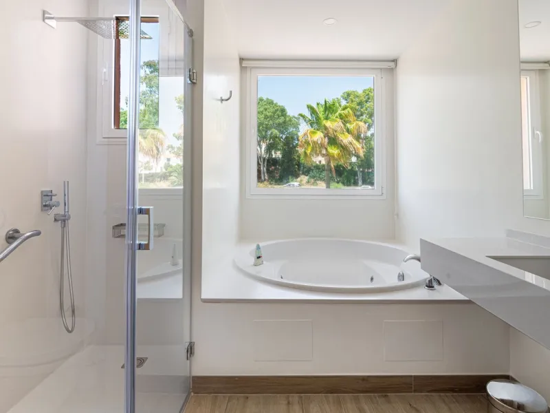 Come and see this super-sized apartment.....Great location: A very large and reformed top floor apartment in an urbanisation that boasts the largest pool in Marbella!