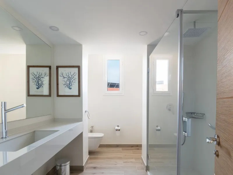 Come and see this super-sized apartment.....Great location: A very large and reformed top floor apartment in an urbanisation that boasts the largest pool in Marbella!