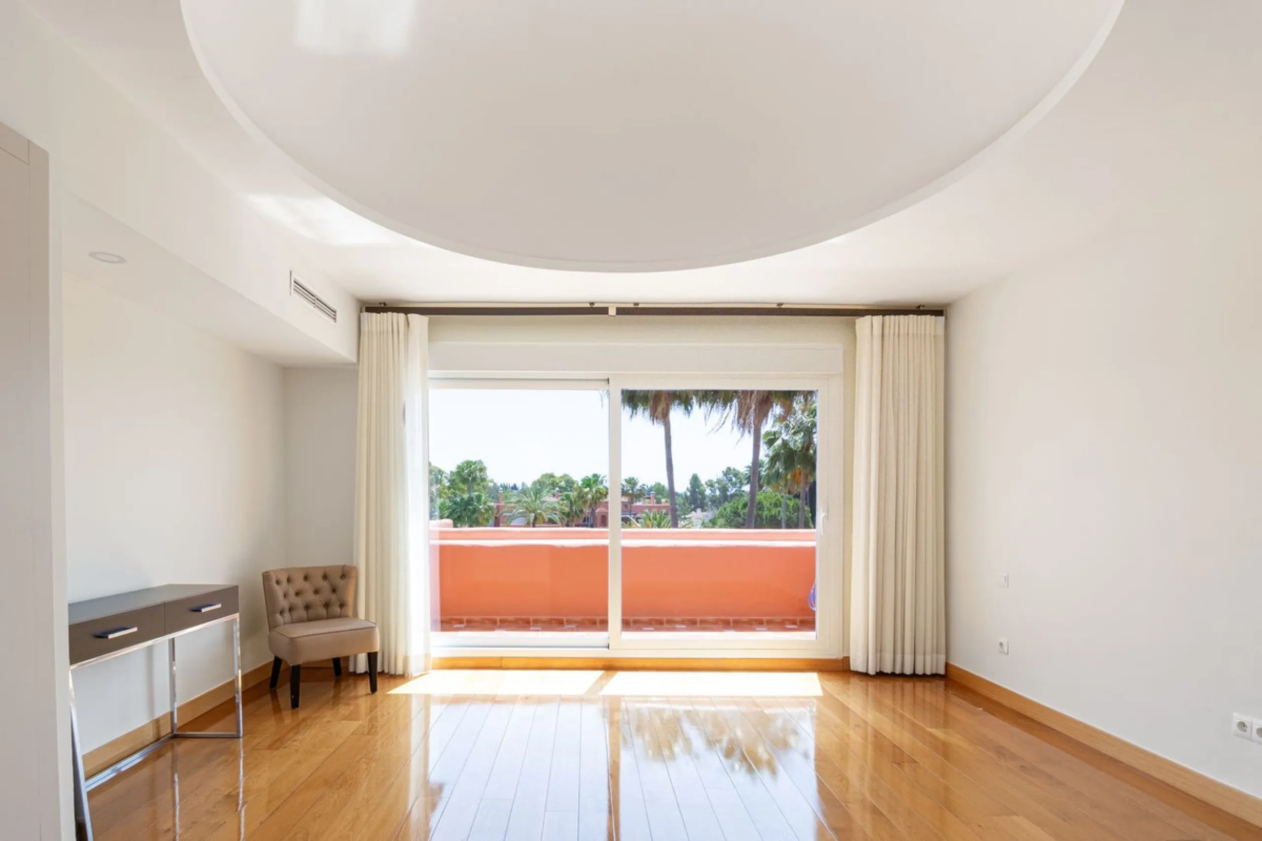 Come and see this super-sized apartment.....Great location: A very large and reformed top floor apartment in an urbanisation that boasts the largest pool in Marbella!