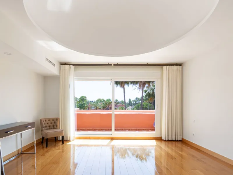 Come and see this super-sized apartment.....Great location: A very large and reformed top floor apartment in an urbanisation that boasts the largest pool in Marbella!