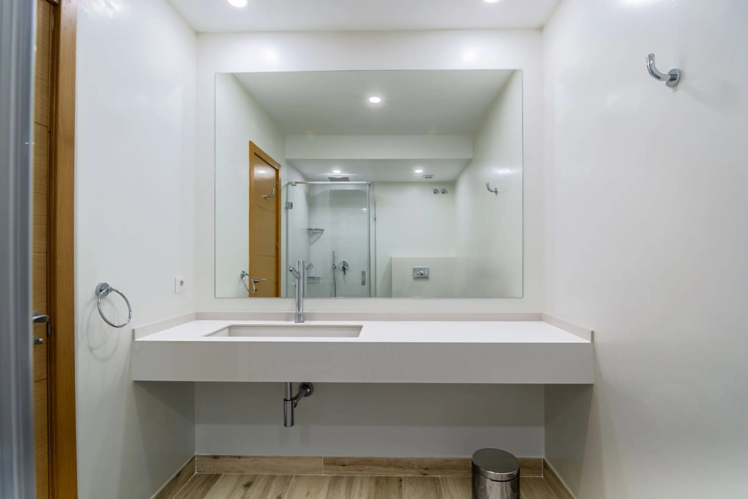 Come and see this super-sized apartment.....Great location: A very large and reformed top floor apartment in an urbanisation that boasts the largest pool in Marbella!