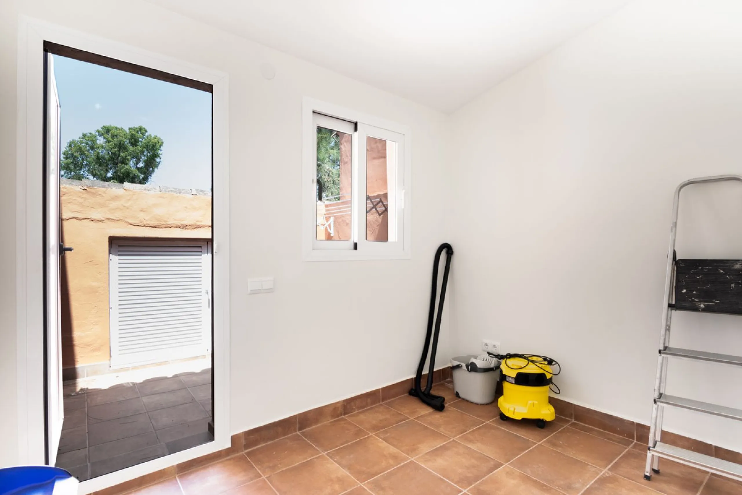 Come and see this super-sized apartment.....Great location: A very large and reformed top floor apartment in an urbanisation that boasts the largest pool in Marbella!
