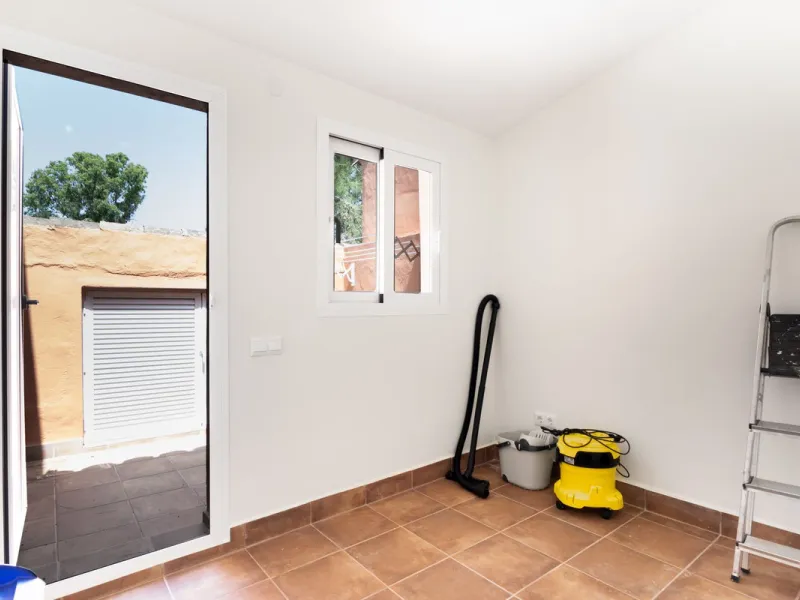 Come and see this super-sized apartment.....Great location: A very large and reformed top floor apartment in an urbanisation that boasts the largest pool in Marbella!