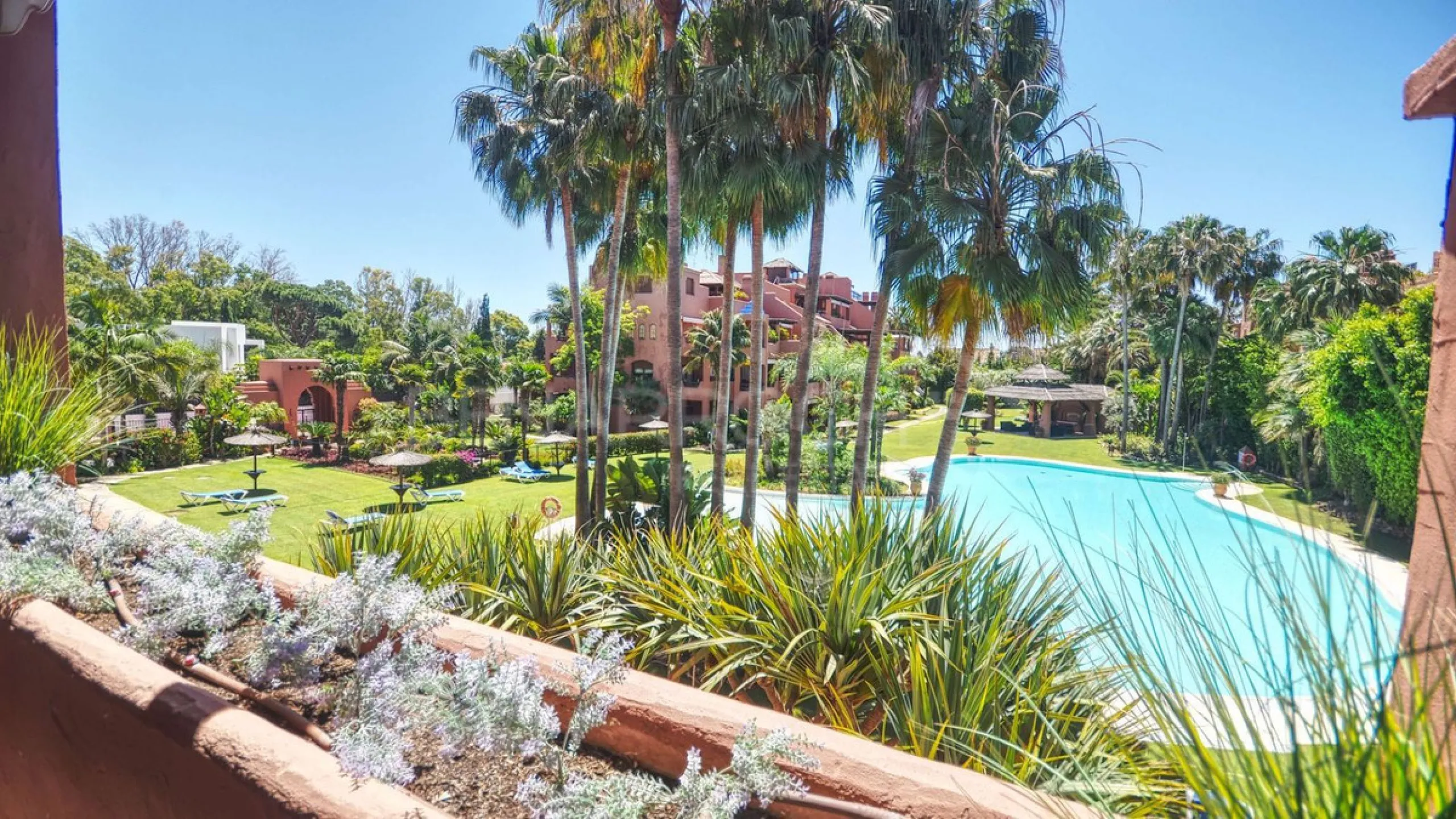 Come and see this super-sized apartment.....Great location: A very large and reformed top floor apartment in an urbanisation that boasts the largest pool in Marbella!