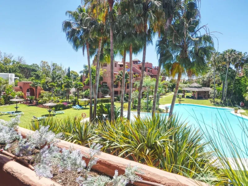 Come and see this super-sized apartment.....Great location: A very large and reformed top floor apartment in an urbanisation that boasts the largest pool in Marbella!