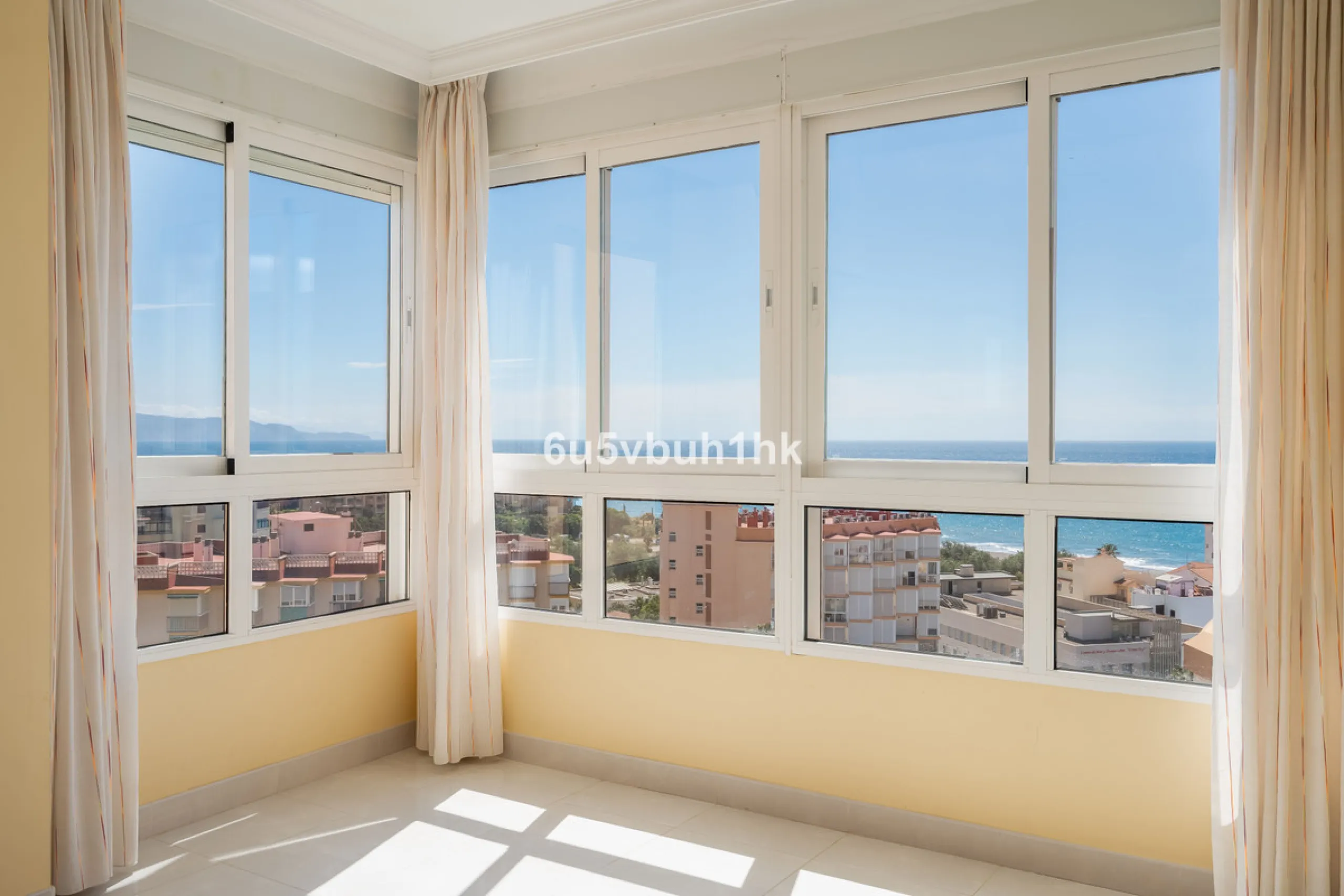 Apartment - Penthouse в продаже в Torrox, Málaga. В доме 3 спален и 2 ванных комнат. Площадь дома 137 м²