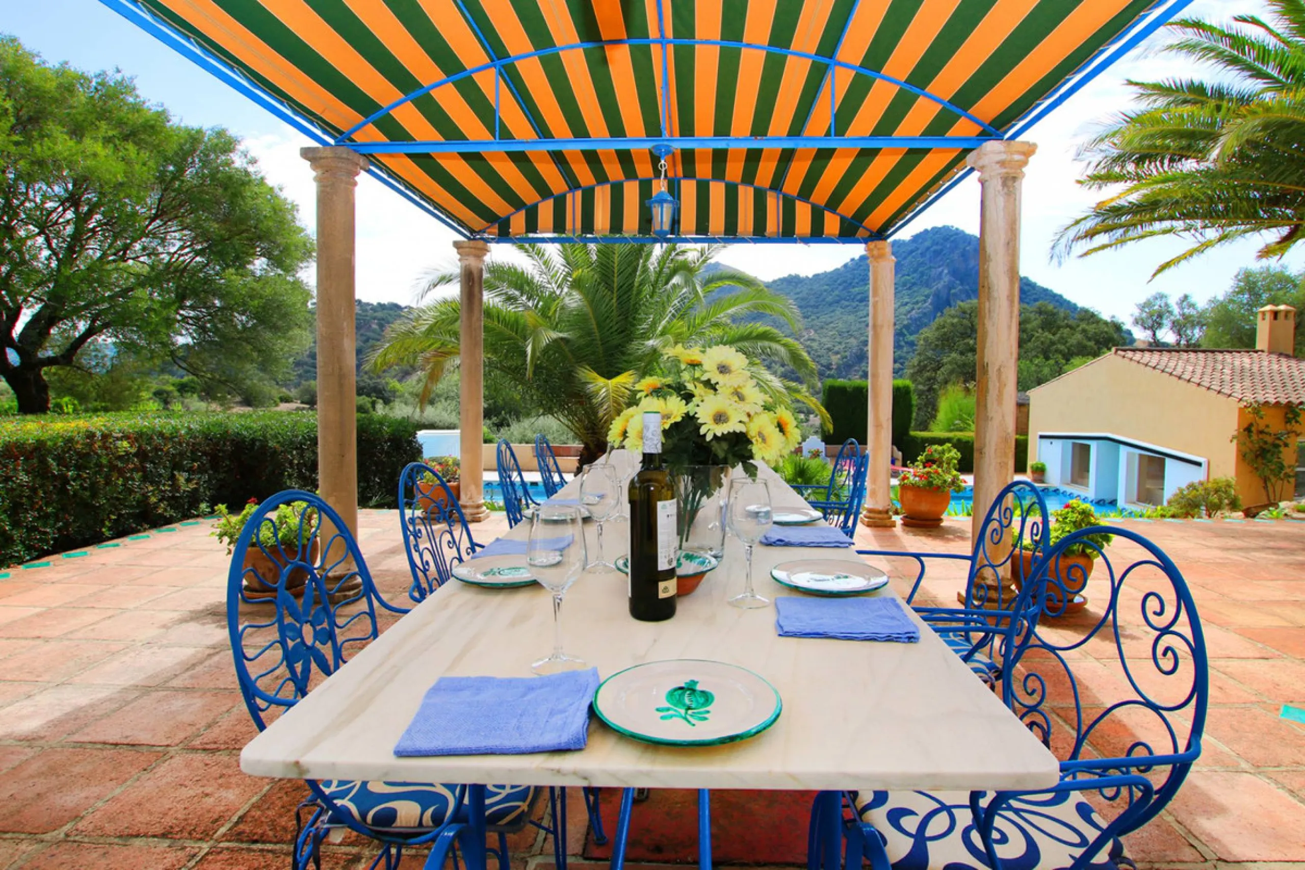 For sale Gaucin - luxury meets tradition in the heart of Southern Spain!   All 100% paperwork in order . Property has DAFO Nestled amidst the captivating landscapes near the picturesque white village of Gaucin, this exquisite Country Estate effortlessly c