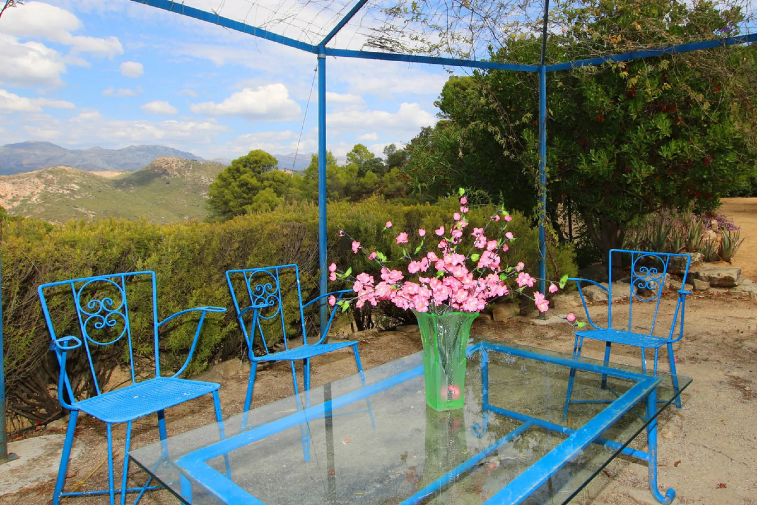 For sale Gaucin - luxury meets tradition in the heart of Southern Spain!   All 100% paperwork in order . Property has DAFO Nestled amidst the captivating landscapes near the picturesque white village of Gaucin, this exquisite Country Estate effortlessly c